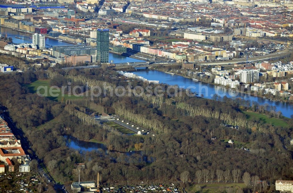 Berlin OT Alt-Treptow from above - View of the Treptower Park in the district of Alt-Treptow in Berlin