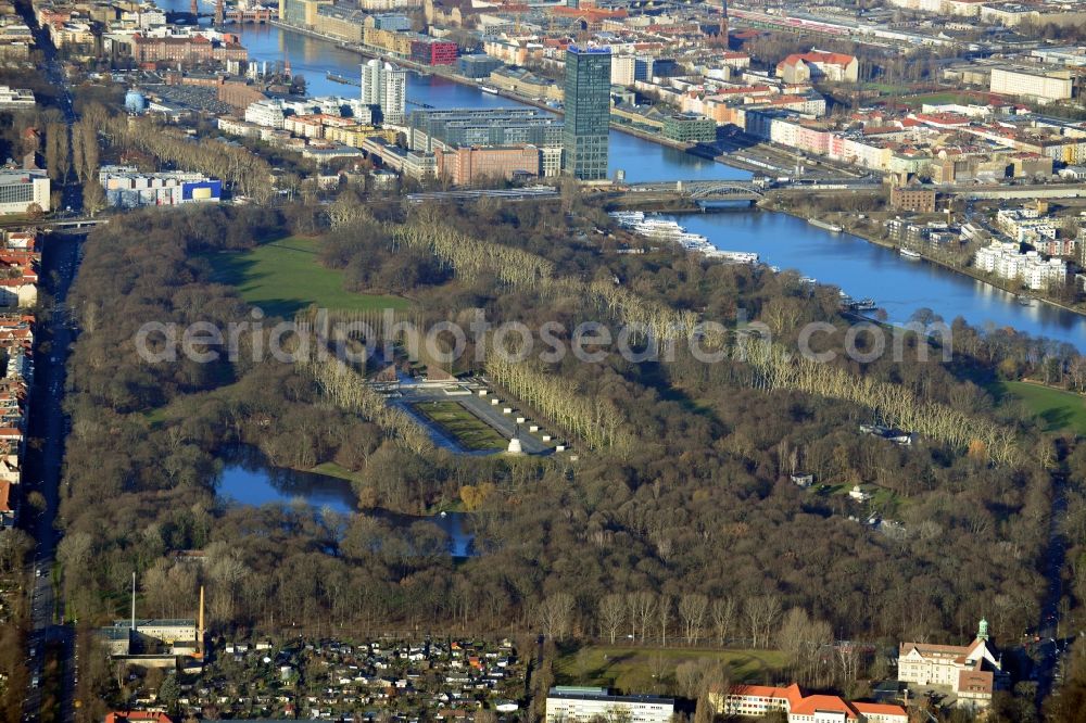 Berlin OT Alt-Treptow from the bird's eye view: View of the Treptower Park in the district of Alt-Treptow in Berlin