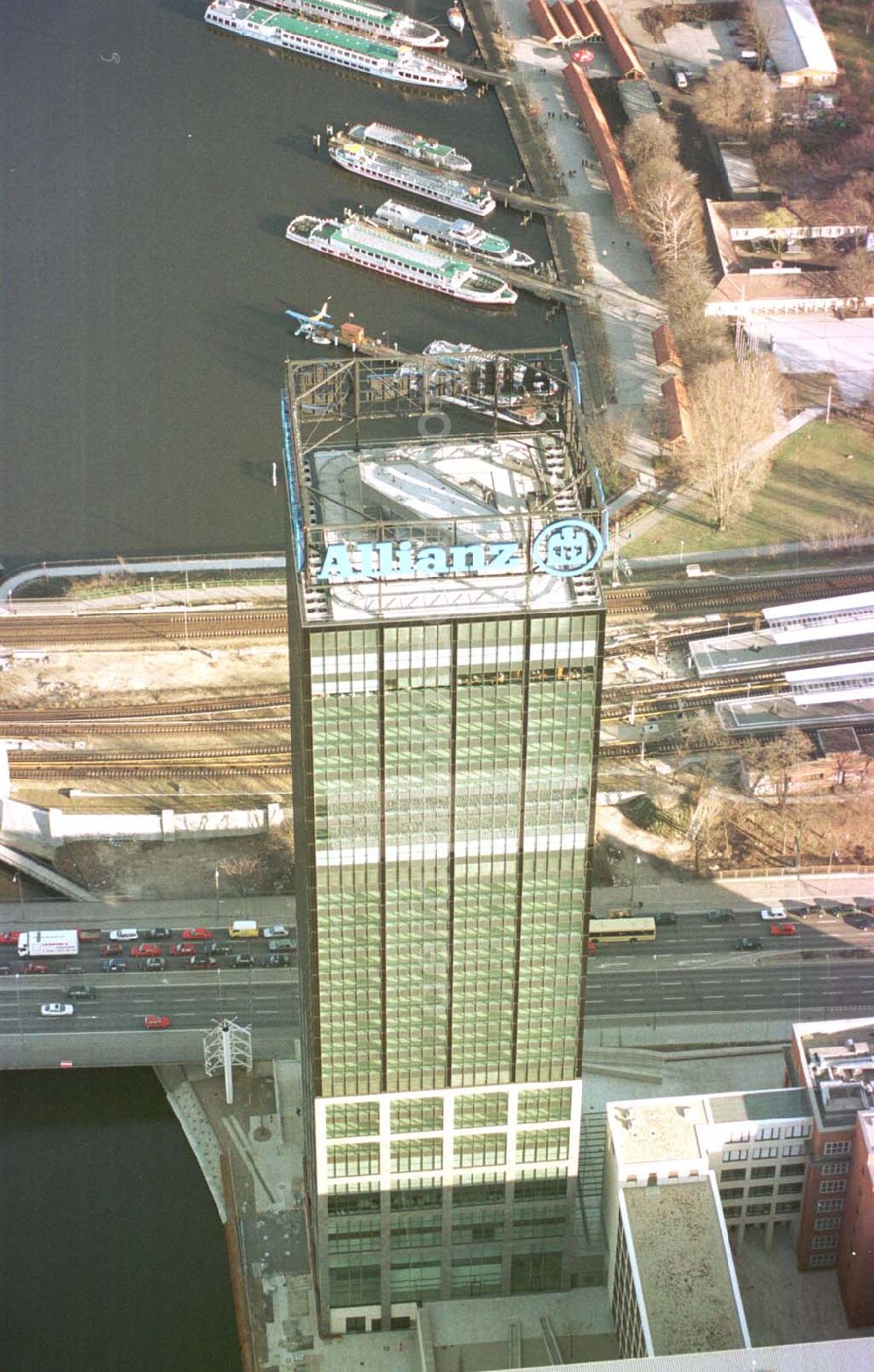 Aerial photograph Berlin - Treptow - Treptowers-Bürogebäude an der Elsenbrücke in Berlin-Treptow.