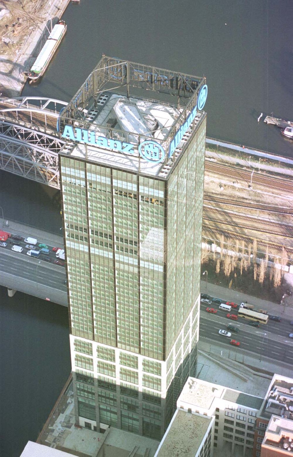 Berlin - Treptow from above - Treptowers-Bürogebäude an der Elsenbrücke in Berlin-Treptow.