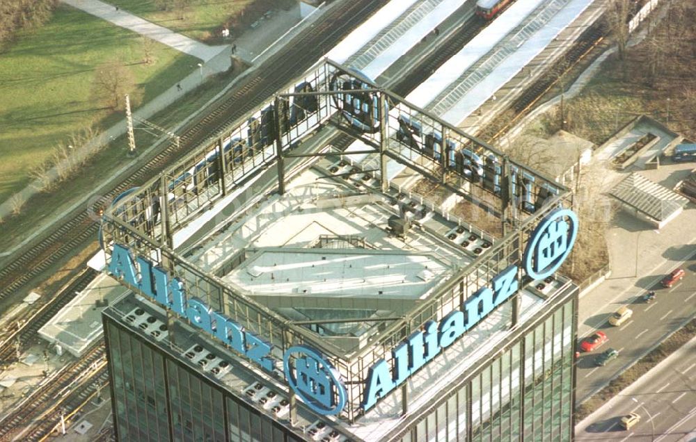 Aerial photograph Berlin - Treptow - Treptowers-Bürogebäude an der Elsenbrücke in Berlin-Treptow.