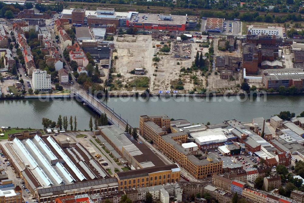 Berlin-Niederschöneweide from above - Blick auf die Treskowbrücke zwischen Ober- und Niederschöneweide über die Spree.