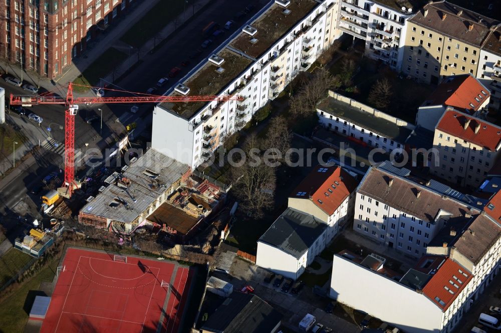 Berlin from above - Construction site of the Triacon project GmbH in the Schreiberhauer Street 35-37 in the Victoria area of ??Berlin-Lichtenberg built a large house with four townhouses and city gardens