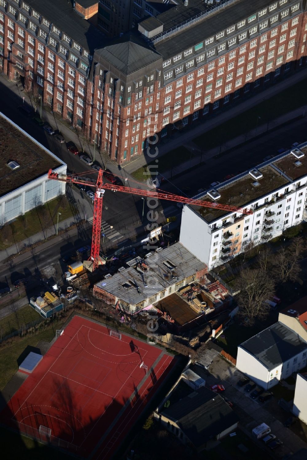 Aerial image Berlin - Construction site of the Triacon project GmbH in the Schreiberhauer Street 35-37 in the Victoria area of ??Berlin-Lichtenberg built a large house with four townhouses and city gardens