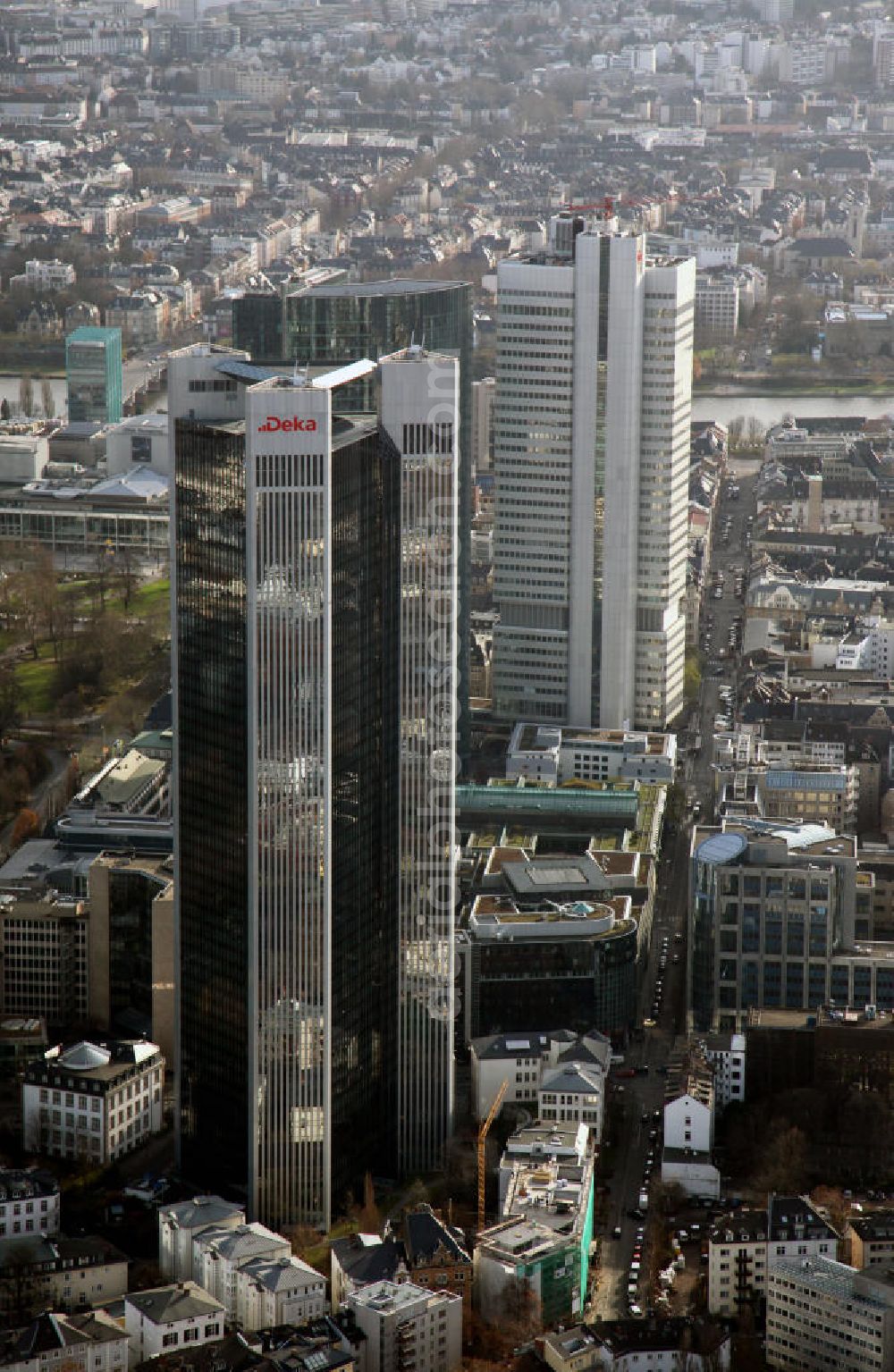 Frankfurt am Main from the bird's eye view: Blick auf die Innenstadt von Frankfurt am Main, mit den Hochhäusern Trianon und Skyper, die als Hauptsitz der DekaBank dienen. View to the highrise buildings Trianon and Skyper in the inner city of Frankfurt on the Main, wich are the headquarters of the DekaBank.