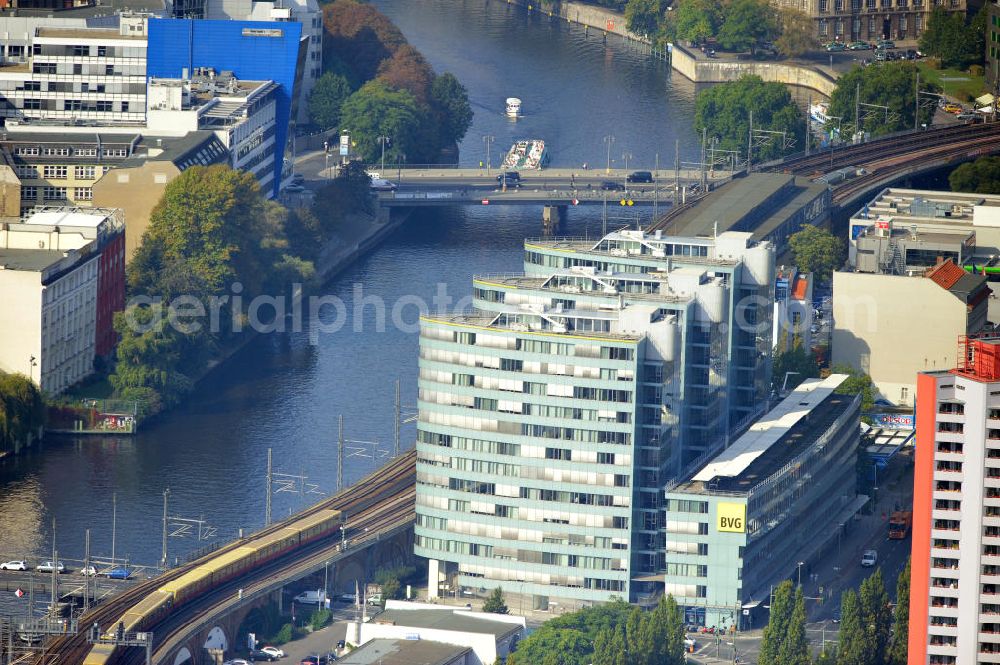 Berlin from above - Die Trias-Tower in der Holzmarktstraße in Berlin Mitte, sind der neue Hauptsitz der BVG, und befinden sich am Bahnhof Jannowitzbrücke. Die Münchner Architektengemeinschaft Lucia Beringer und Gunther Wawrik hatte einen vom Käufer des Grundstücks, der Immobiliengesellschaft DG-Anlagen GmbH aus Frankfurt am Main, ausgeschriebenen Wettbewerb gewonnen. Die Berliner Verkehrsbetriebe betreiben den U-Bahn-, Straßenbahn-, Bus- und den Fährverkehr in Berlin. The Trias-Tower in the Holzmarktstraße in Berlin Mitte, is the new head office of the BVG. It is now placed near the station Jannowitzbrücke. The community of architects Lucia Beringer and Gunther Wawrik won a competition from the real estate company DG-Anlagen GmbH from Frankfurt am Main. The Berliner Verkehrsbetriebe conduct the underground,- subway,- Tram and Bustraffic.