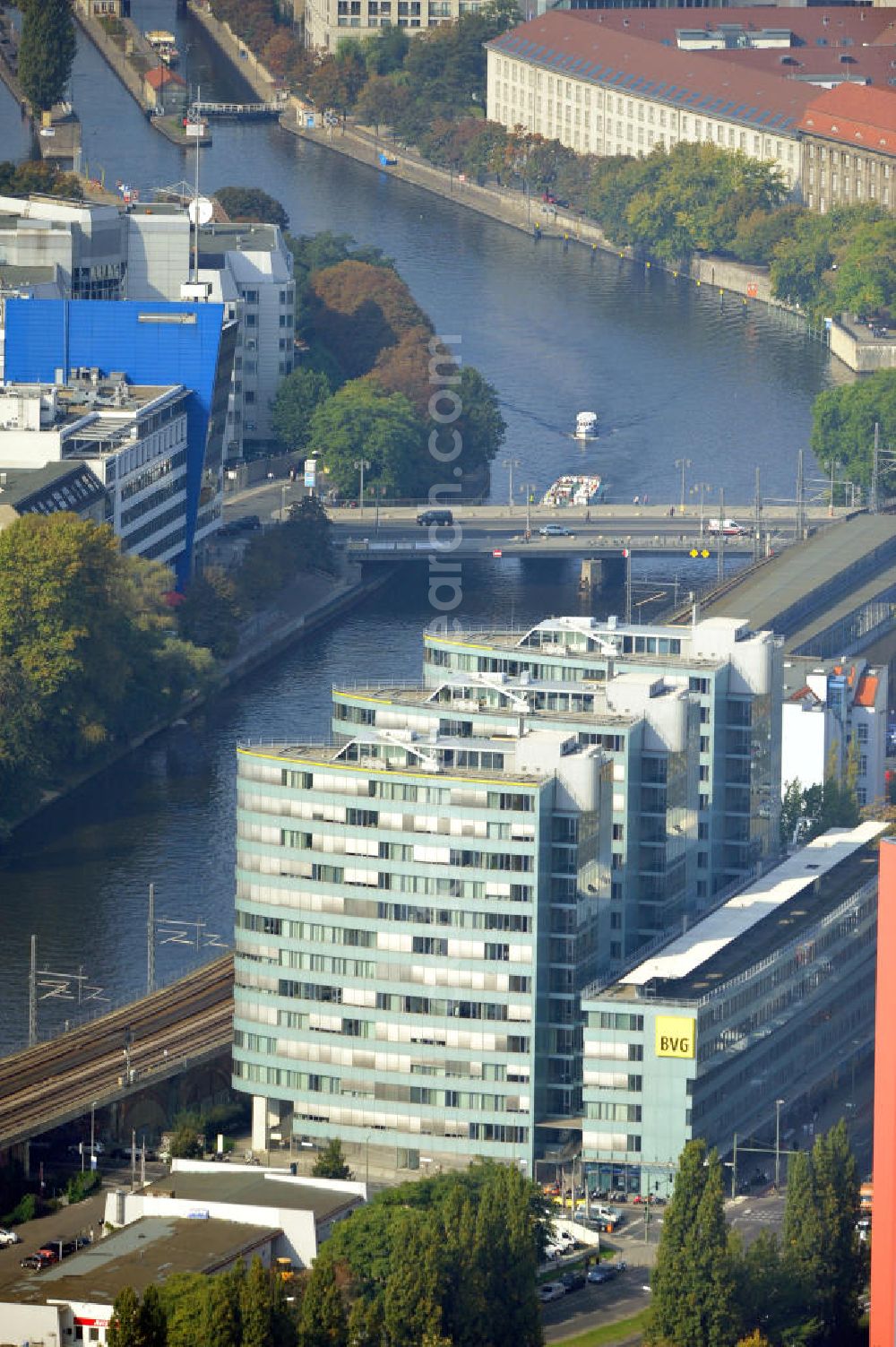 Berlin from the bird's eye view: Die Trias-Tower in der Holzmarktstraße in Berlin Mitte, sind der neue Hauptsitz der BVG, und befinden sich am Bahnhof Jannowitzbrücke. Die Münchner Architektengemeinschaft Lucia Beringer und Gunther Wawrik hatte einen vom Käufer des Grundstücks, der Immobiliengesellschaft DG-Anlagen GmbH aus Frankfurt am Main, ausgeschriebenen Wettbewerb gewonnen. Die Berliner Verkehrsbetriebe betreiben den U-Bahn-, Straßenbahn-, Bus- und den Fährverkehr in Berlin. The Trias-Tower in the Holzmarktstraße in Berlin Mitte, is the new head office of the BVG. It is now placed near the station Jannowitzbrücke. The community of architects Lucia Beringer and Gunther Wawrik won a competition from the real estate company DG-Anlagen GmbH from Frankfurt am Main. The Berliner Verkehrsbetriebe conduct the underground,- subway,- Tram and Bustraffic.