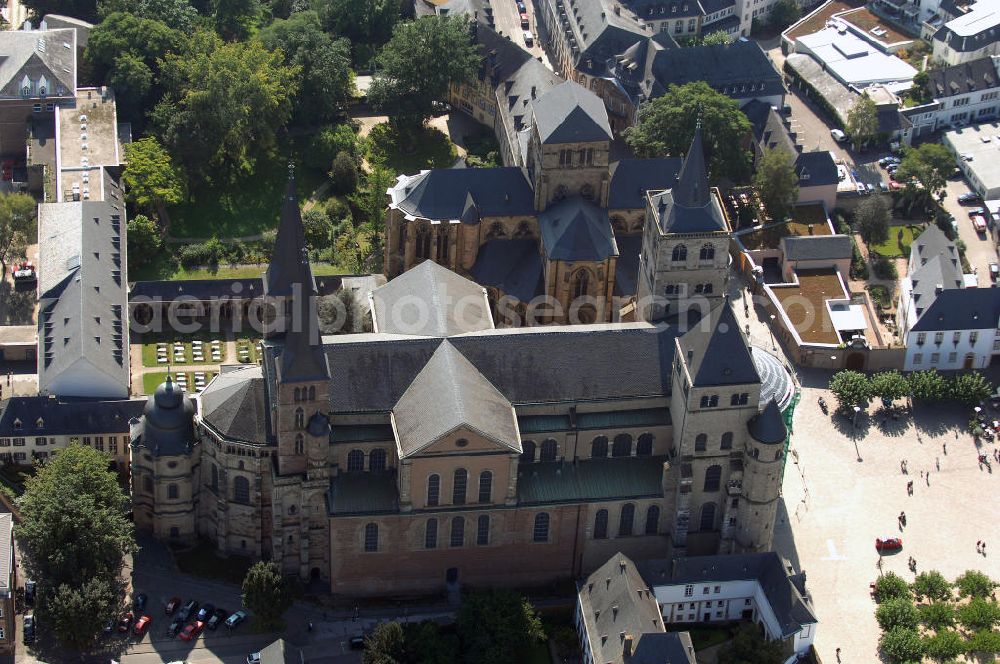 Aerial photograph TRIER - Trierer Dom, St. Gangolf und die Liebfrauenkirche in Trier. Die Hohe Domkirche St. Peter zu Trier ist die älteste Bischofskirche Deutschlands und die Mutterkirche des Bistums Trier. Das bedeutende sakrale Bauwerk abendländischer Baukunst steht seit 1986 zusammen mit der unmittelbar benachbarten Liebfrauenkirche auf der UNESCO-Liste des Weltkulturerbes. Mit einer Länge von 112,5 Metern und einer Breite von 41 Metern ist der Dom das größte Kirchengebäude der Stadt Trier.Der Dom steht über den Resten eines prächtigen römischen Wohnhauses. Nach dem Übertritt des römischen Kaisers Konstantin zum Christentum wurde eine Basilika errichtet, die unter Bischof Maximin (329–346) zu einer der größten Kirchenanlagen Europas mit vier Basiliken, einem Baptisterium und Nebengebäuden erweitert wurde.