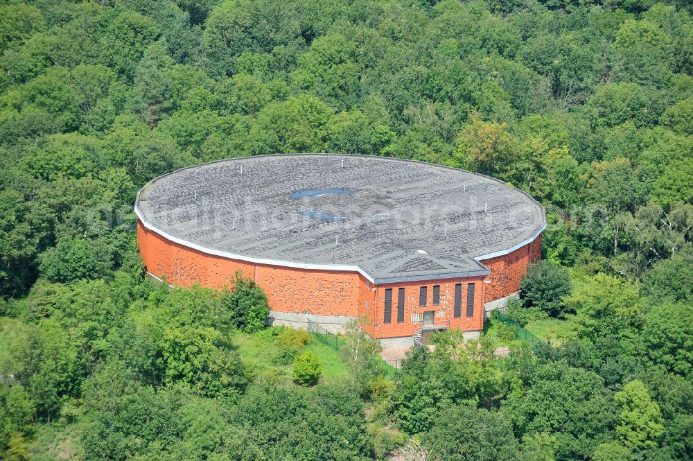 Muldenstein from the bird's eye view: The red-clad high-water tank Muldenstein. Serving in GDR times on the Steinberg built storage for drinking water. Inside, there are two water chambers with a total of 8,000 cubic meters of drinking water