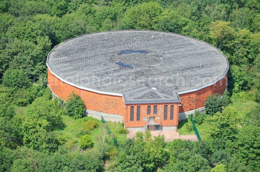 Muldenstein from above - The red-clad high-water tank Muldenstein. Serving in GDR times on the Steinberg built storage for drinking water. Inside, there are two water chambers with a total of 8,000 cubic meters of drinking water