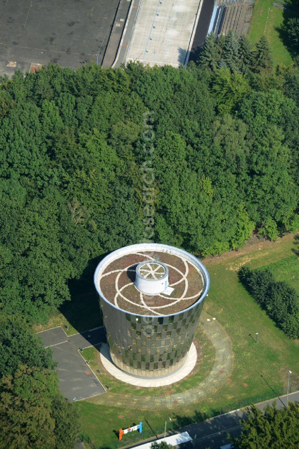 Aerial photograph Chemnitz - Drinking water reservoir at Kuechwald Park in Chemnitz in the state of Saxony. The 22 m high tower has a stainless steel facade