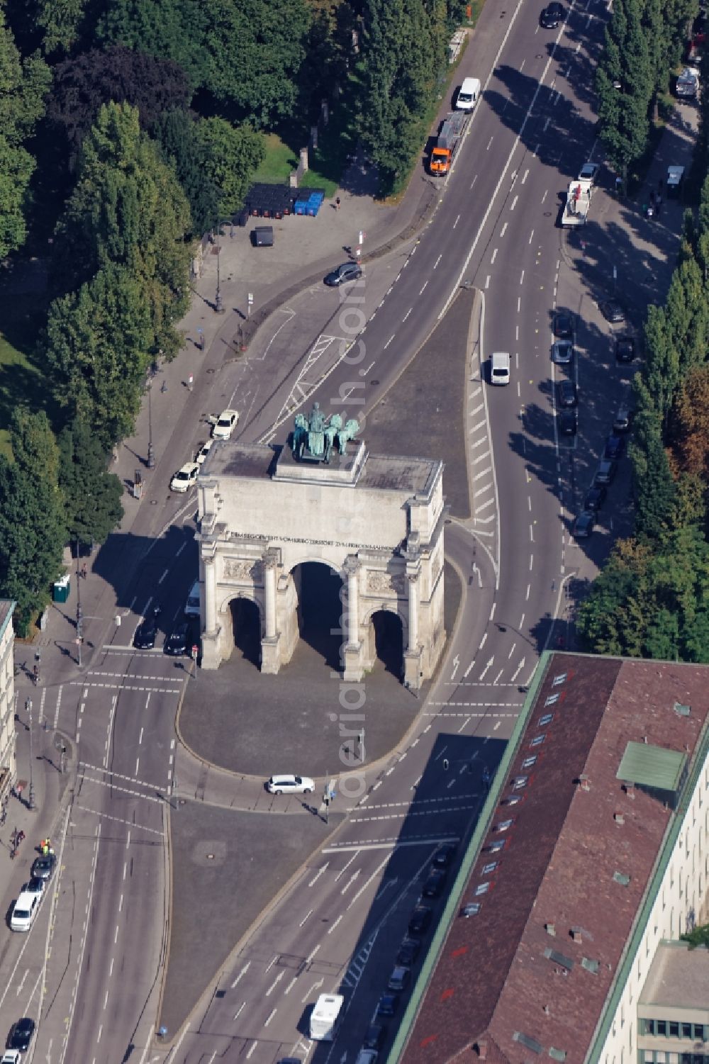 Aerial photograph München - Triumphal arch and Quadriga of Siegestor at Ludwigstrasse and Leopoldstrasse in Munich in the state of Bavaria. The gate planned by Friedrich von Gaertner separates the districts of Maxvorstadt and Schwabing