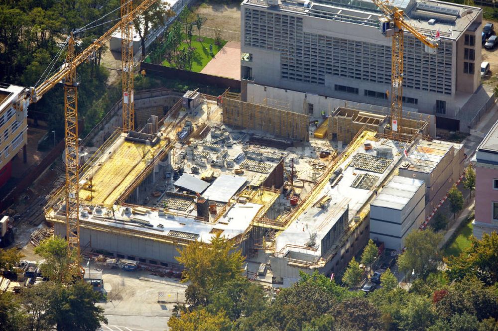 Aerial image Berlin - Baustelle des Neubaus für die Türkische Botschaft im Botschaftsviertel an der Tiergartenstraße im Bezirk Tiergarten in Berlin. Mit der Errichtung des modernen Botschaftsgebäudes erhält die Türkei wieder ihren alten Standort, den ihre Botschaft von 1918 bis 1945 hatte. Die ausführenden Architekten sind Volkmar Nickol, Felipe Schmidt und Thomas Hillig (nsh Architekten), ausführendes Bauunternehmen die Köster GmbH. Building lot for Turkish Embassy in embassy quarter at Tiergartenstrasse in district Tiergarten in Berlin. With the new modern building, Turkey gets back its old location, which the embassy had from 1918 until 1945.