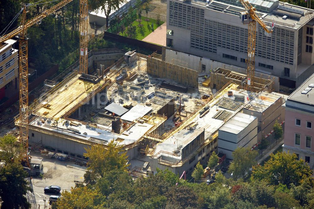 Aerial photograph Berlin - Baustelle des Neubaus für die Türkische Botschaft im Botschaftsviertel an der Tiergartenstraße im Bezirk Tiergarten in Berlin. Mit der Errichtung des modernen Botschaftsgebäudes erhält die Türkei wieder ihren alten Standort, den ihre Botschaft von 1918 bis 1945 hatte. Die ausführenden Architekten sind Volkmar Nickol, Felipe Schmidt und Thomas Hillig (nsh Architekten), ausführendes Bauunternehmen die Köster GmbH. Building lot for Turkish Embassy in embassy quarter at Tiergartenstrasse in district Tiergarten in Berlin. With the new modern building, Turkey gets back its old location, which the embassy had from 1918 until 1945.