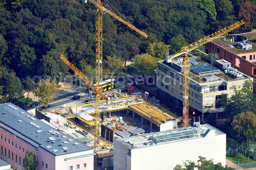 Berlin from above - Baustelle des Neubaus für die Türkische Botschaft im Botschaftsviertel an der Tiergartenstraße im Bezirk Tiergarten in Berlin. Mit der Errichtung des modernen Botschaftsgebäudes erhält die Türkei wieder ihren alten Standort, den ihre Botschaft von 1918 bis 1945 hatte. Die ausführenden Architekten sind Volkmar Nickol, Felipe Schmidt und Thomas Hillig (nsh Architekten), ausführendes Bauunternehmen die Köster GmbH. Building lot for Turkish Embassy in embassy quarter at Tiergartenstrasse in district Tiergarten in Berlin. With the new modern building, Turkey gets back its old location, which the embassy had from 1918 until 1945.