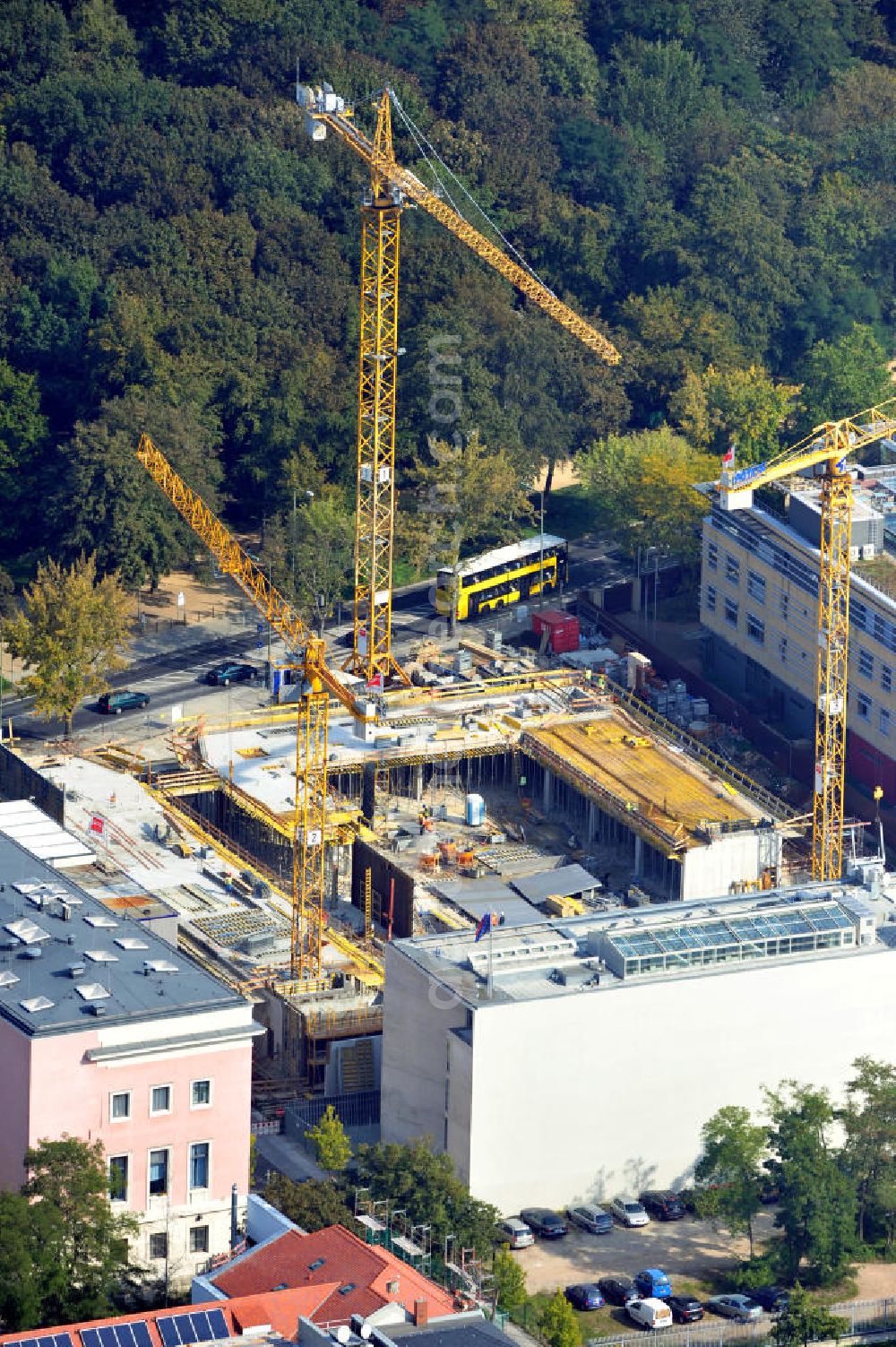 Berlin from the bird's eye view: Baustelle des Neubaus für die Türkische Botschaft im Botschaftsviertel an der Tiergartenstraße im Bezirk Tiergarten in Berlin. Mit der Errichtung des modernen Botschaftsgebäudes erhält die Türkei wieder ihren alten Standort, den ihre Botschaft von 1918 bis 1945 hatte. Die ausführenden Architekten sind Volkmar Nickol, Felipe Schmidt und Thomas Hillig (nsh Architekten), ausführendes Bauunternehmen die Köster GmbH. Building lot for Turkish Embassy in embassy quarter at Tiergartenstrasse in district Tiergarten in Berlin. With the new modern building, Turkey gets back its old location, which the embassy had from 1918 until 1945.