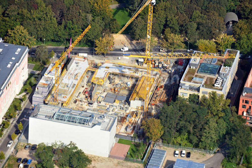 Aerial image Berlin - Baustelle des Neubaus für die Türkische Botschaft im Botschaftsviertel an der Tiergartenstraße im Bezirk Tiergarten in Berlin. Mit der Errichtung des modernen Botschaftsgebäudes erhält die Türkei wieder ihren alten Standort, den ihre Botschaft von 1918 bis 1945 hatte. Die ausführenden Architekten sind Volkmar Nickol, Felipe Schmidt und Thomas Hillig (nsh Architekten), ausführendes Bauunternehmen die Köster GmbH. Building lot for Turkish Embassy in embassy quarter at Tiergartenstrasse in district Tiergarten in Berlin. With the new modern building, Turkey gets back its old location, which the embassy had from 1918 until 1945.