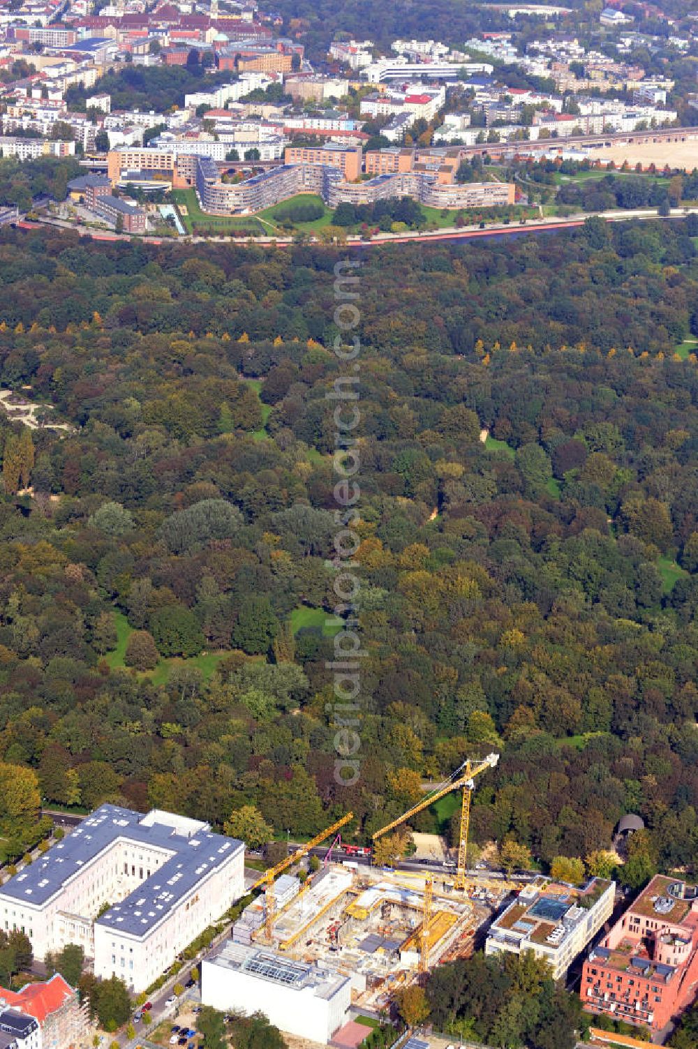 Aerial photograph Berlin - Baustelle des Neubaus für die Türkische Botschaft im Botschaftsviertel an der Tiergartenstraße im Bezirk Tiergarten in Berlin. Mit der Errichtung des modernen Botschaftsgebäudes erhält die Türkei wieder ihren alten Standort, den ihre Botschaft von 1918 bis 1945 hatte. Die ausführenden Architekten sind Volkmar Nickol, Felipe Schmidt und Thomas Hillig (nsh Architekten), ausführendes Bauunternehmen die Köster GmbH. Building lot for Turkish Embassy in embassy quarter at Tiergartenstrasse in district Tiergarten in Berlin. With the new modern building, Turkey gets back its old location, which the embassy had from 1918 until 1945.