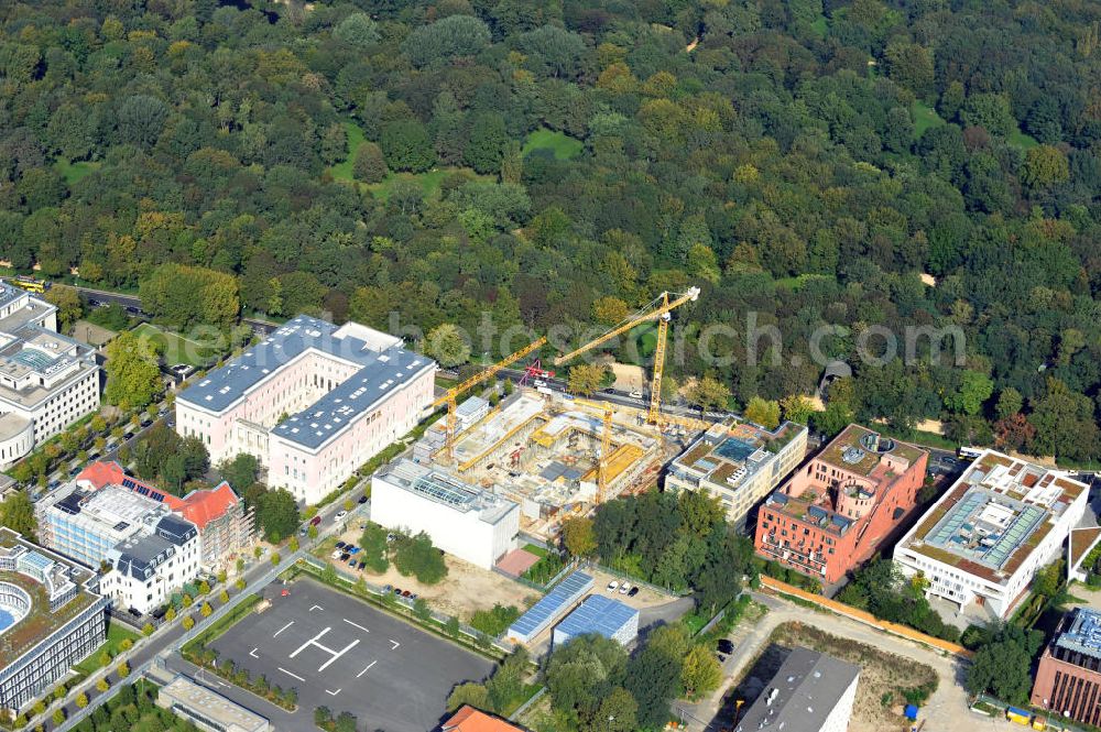 Berlin from above - Baustelle des Neubaus für die Türkische Botschaft im Botschaftsviertel an der Tiergartenstraße im Bezirk Tiergarten in Berlin. Mit der Errichtung des modernen Botschaftsgebäudes erhält die Türkei wieder ihren alten Standort, den ihre Botschaft von 1918 bis 1945 hatte. Die ausführenden Architekten sind Volkmar Nickol, Felipe Schmidt und Thomas Hillig (nsh Architekten), ausführendes Bauunternehmen die Köster GmbH. Building lot for Turkish Embassy in embassy quarter at Tiergartenstrasse in district Tiergarten in Berlin. With the new modern building, Turkey gets back its old location, which the embassy had from 1918 until 1945.