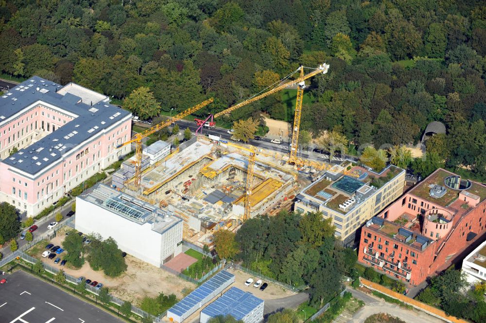 Berlin from the bird's eye view: Baustelle des Neubaus für die Türkische Botschaft im Botschaftsviertel an der Tiergartenstraße im Bezirk Tiergarten in Berlin. Mit der Errichtung des modernen Botschaftsgebäudes erhält die Türkei wieder ihren alten Standort, den ihre Botschaft von 1918 bis 1945 hatte. Die ausführenden Architekten sind Volkmar Nickol, Felipe Schmidt und Thomas Hillig (nsh Architekten), ausführendes Bauunternehmen die Köster GmbH. Building lot for Turkish Embassy in embassy quarter at Tiergartenstrasse in district Tiergarten in Berlin. With the new modern building, Turkey gets back its old location, which the embassy had from 1918 until 1945.