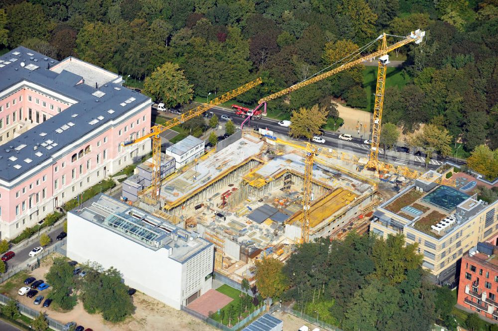 Aerial image Berlin - Baustelle des Neubaus für die Türkische Botschaft im Botschaftsviertel an der Tiergartenstraße im Bezirk Tiergarten in Berlin. Mit der Errichtung des modernen Botschaftsgebäudes erhält die Türkei wieder ihren alten Standort, den ihre Botschaft von 1918 bis 1945 hatte. Die ausführenden Architekten sind Volkmar Nickol, Felipe Schmidt und Thomas Hillig (nsh Architekten), ausführendes Bauunternehmen die Köster GmbH. Building lot for Turkish Embassy in embassy quarter at Tiergartenstrasse in district Tiergarten in Berlin. With the new modern building, Turkey gets back its old location, which the embassy had from 1918 until 1945.