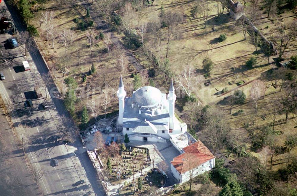 Aerial image Berlin-Tempelhof - Türkisches Minarett / Moschee am Columbiadamm am Flughafen Berlin-Tempelhof