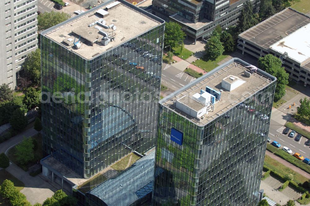 Aerial image Frankfurt am Main - Blick auf die Türme der Blue Towers in Frankfurt-Niederrad. Der Bürohauskomplex mit der blau schimmernde Glasfassade liegt an der A5 Autobahn. View of the towers of the Blue Towers in Frankfurt-Niederrad. The office building complex with the shimmering blue glass facade is located on the A5 motorway.