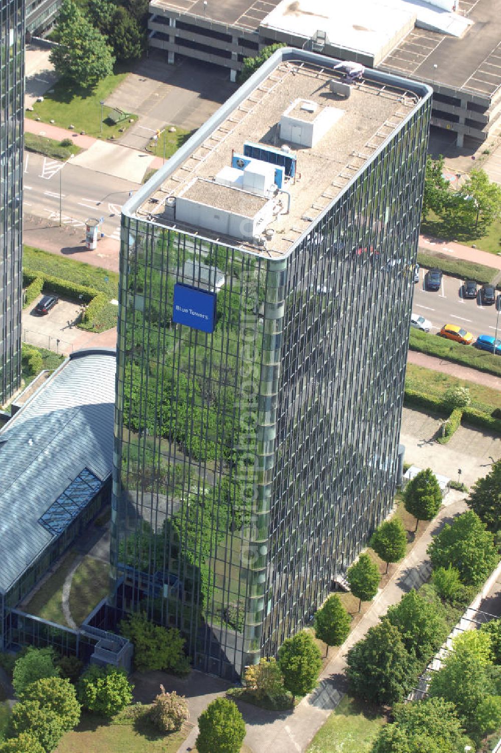 Aerial photograph Frankfurt am Main - Blick auf die Türme der Blue Towers in Frankfurt-Niederrad. Der Bürohauskomplex mit der blau schimmernde Glasfassade liegt an der A5 Autobahn. View of the towers of the Blue Towers in Frankfurt-Niederrad. The office building complex with the shimmering blue glass facade is located on the A5 motorway.