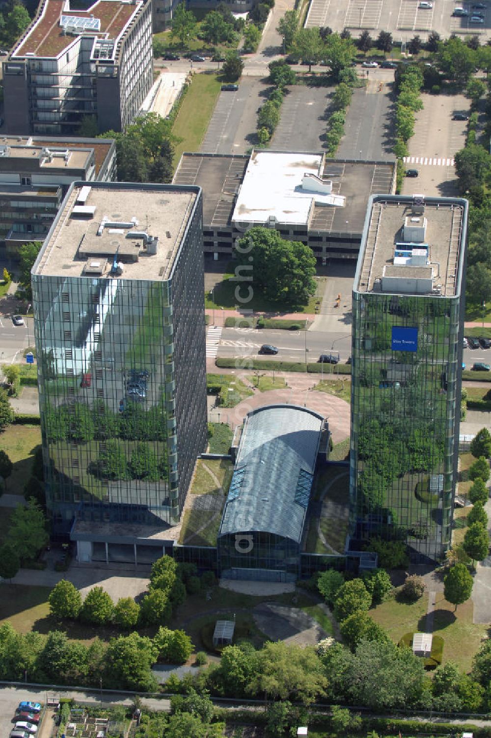 Frankfurt am Main from above - Blick auf die Türme der Blue Towers in Frankfurt-Niederrad. Der Bürohauskomplex mit der blau schimmernde Glasfassade liegt an der A5 Autobahn. View of the towers of the Blue Towers in Frankfurt-Niederrad. The office building complex with the shimmering blue glass facade is located on the A5 motorway.