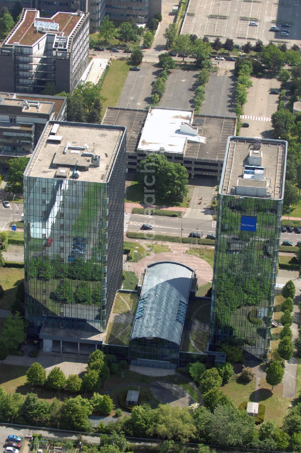 Frankfurt am Main from the bird's eye view: Blick auf die Türme der Blue Towers in Frankfurt-Niederrad. Der Bürohauskomplex mit der blau schimmernde Glasfassade liegt an der A5 Autobahn. View of the towers of the Blue Towers in Frankfurt-Niederrad. The office building complex with the shimmering blue glass facade is located on the A5 motorway.