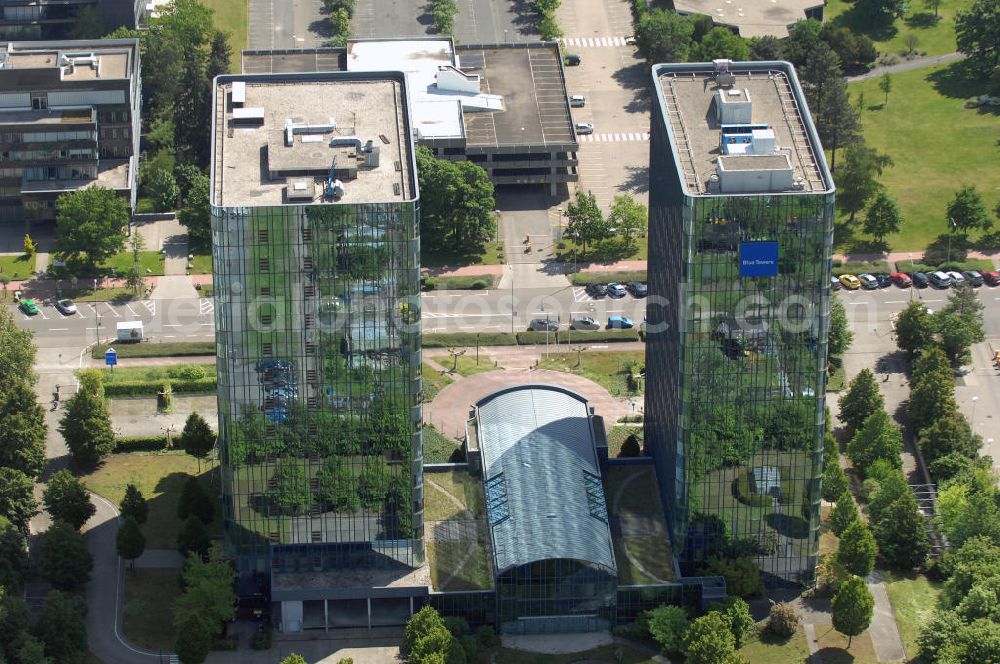 Aerial image Frankfurt am Main - Blick auf die Türme der Blue Towers in Frankfurt-Niederrad. Der Bürohauskomplex mit der blau schimmernde Glasfassade liegt an der A5 Autobahn. View of the towers of the Blue Towers in Frankfurt-Niederrad. The office building complex with the shimmering blue glass facade is located on the A5 motorway.