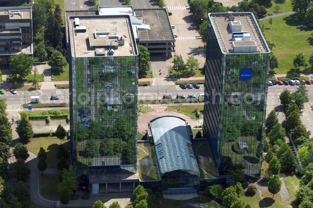 Aerial photograph Frankfurt am Main - Blick auf die Türme der Blue Towers in Frankfurt-Niederrad. Der Bürohauskomplex mit der blau schimmernde Glasfassade liegt an der A5 Autobahn. View of the towers of the Blue Towers in Frankfurt-Niederrad. The office building complex with the shimmering blue glass facade is located on the A5 motorway.