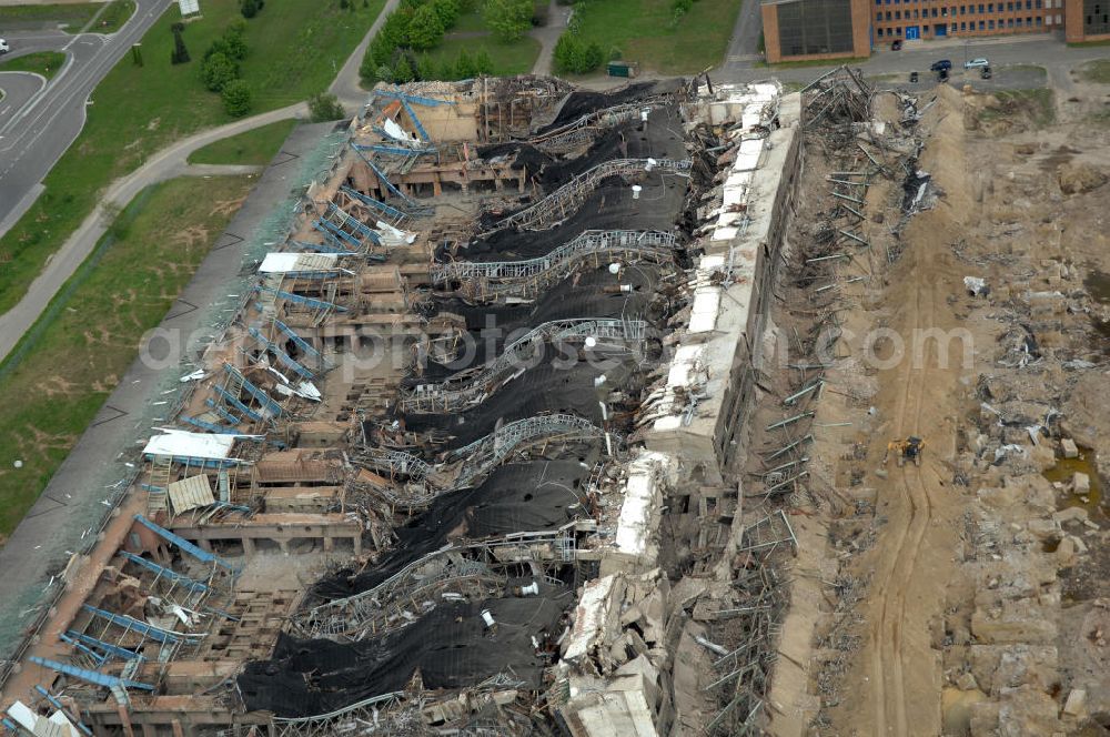 Aerial photograph Lübbenau - Blick auf die Trümmerreste des gesprengten Kesselhauses des früheren Kraftwerkes Lübbenau (Oberspreewald-Lausitz). Der 250 Meter lange und 60 Meter hohe Stahlbetonkoloss fiel nach Angaben der Bauleitung wie berechnet auf eine Seite und wirbelte eine große Staubwolke auf. Damit geht die mehr als 40-jährige Geschichte der Energieanlage endgültig zu Ende. Der Kraftwerkskomplex Lübbenau-Vetschau war 1996 abgeschaltet worden. View of the rubble remains of the blown-up boiler house of the former power station Lübbenau. The power plant complex Lübbenau-Vetschau had been switched off 1996th.