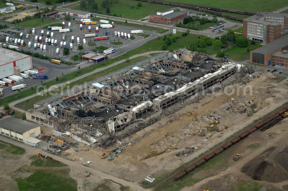 Lübbenau from the bird's eye view: Blick auf die Trümmerreste des gesprengten Kesselhauses des früheren Kraftwerkes Lübbenau (Oberspreewald-Lausitz). Der 250 Meter lange und 60 Meter hohe Stahlbetonkoloss fiel nach Angaben der Bauleitung wie berechnet auf eine Seite und wirbelte eine große Staubwolke auf. Damit geht die mehr als 40-jährige Geschichte der Energieanlage endgültig zu Ende. Der Kraftwerkskomplex Lübbenau-Vetschau war 1996 abgeschaltet worden. View of the rubble remains of the blown-up boiler house of the former power station Lübbenau. The power plant complex Lübbenau-Vetschau had been switched off 1996th.