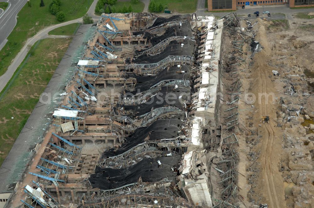 Aerial image Lübbenau - Blick auf die Trümmerreste des gesprengten Kesselhauses des früheren Kraftwerkes Lübbenau (Oberspreewald-Lausitz). Der 250 Meter lange und 60 Meter hohe Stahlbetonkoloss fiel nach Angaben der Bauleitung wie berechnet auf eine Seite und wirbelte eine große Staubwolke auf. Damit geht die mehr als 40-jährige Geschichte der Energieanlage endgültig zu Ende. Der Kraftwerkskomplex Lübbenau-Vetschau war 1996 abgeschaltet worden. View of the rubble remains of the blown-up boiler house of the former power station Lübbenau. The power plant complex Lübbenau-Vetschau had been switched off 1996th.