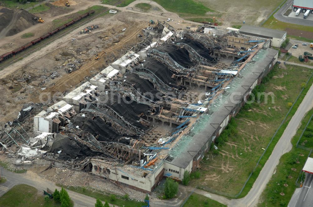 Aerial photograph Lübbenau - Blick auf die Trümmerreste des gesprengten Kesselhauses des früheren Kraftwerkes Lübbenau (Oberspreewald-Lausitz). Der 250 Meter lange und 60 Meter hohe Stahlbetonkoloss fiel nach Angaben der Bauleitung wie berechnet auf eine Seite und wirbelte eine große Staubwolke auf. Damit geht die mehr als 40-jährige Geschichte der Energieanlage endgültig zu Ende. Der Kraftwerkskomplex Lübbenau-Vetschau war 1996 abgeschaltet worden. View of the rubble remains of the blown-up boiler house of the former power station Lübbenau. The power plant complex Lübbenau-Vetschau had been switched off 1996th.