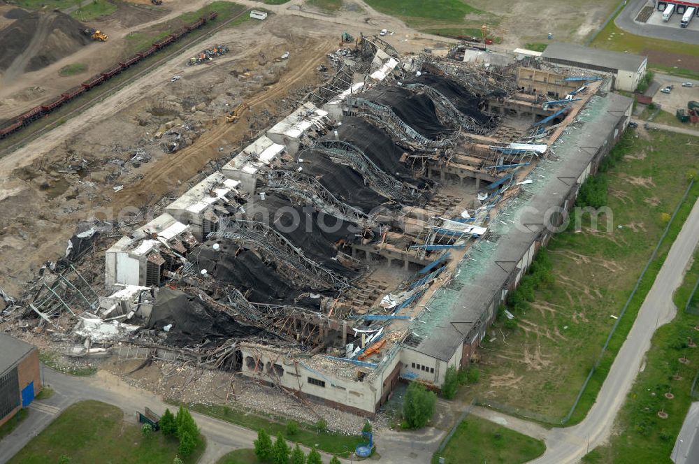 Lübbenau from above - Blick auf die Trümmerreste des gesprengten Kesselhauses des früheren Kraftwerkes Lübbenau (Oberspreewald-Lausitz). Der 250 Meter lange und 60 Meter hohe Stahlbetonkoloss fiel nach Angaben der Bauleitung wie berechnet auf eine Seite und wirbelte eine große Staubwolke auf. Damit geht die mehr als 40-jährige Geschichte der Energieanlage endgültig zu Ende. Der Kraftwerkskomplex Lübbenau-Vetschau war 1996 abgeschaltet worden. View of the rubble remains of the blown-up boiler house of the former power station Lübbenau. The power plant complex Lübbenau-Vetschau had been switched off 1996th.