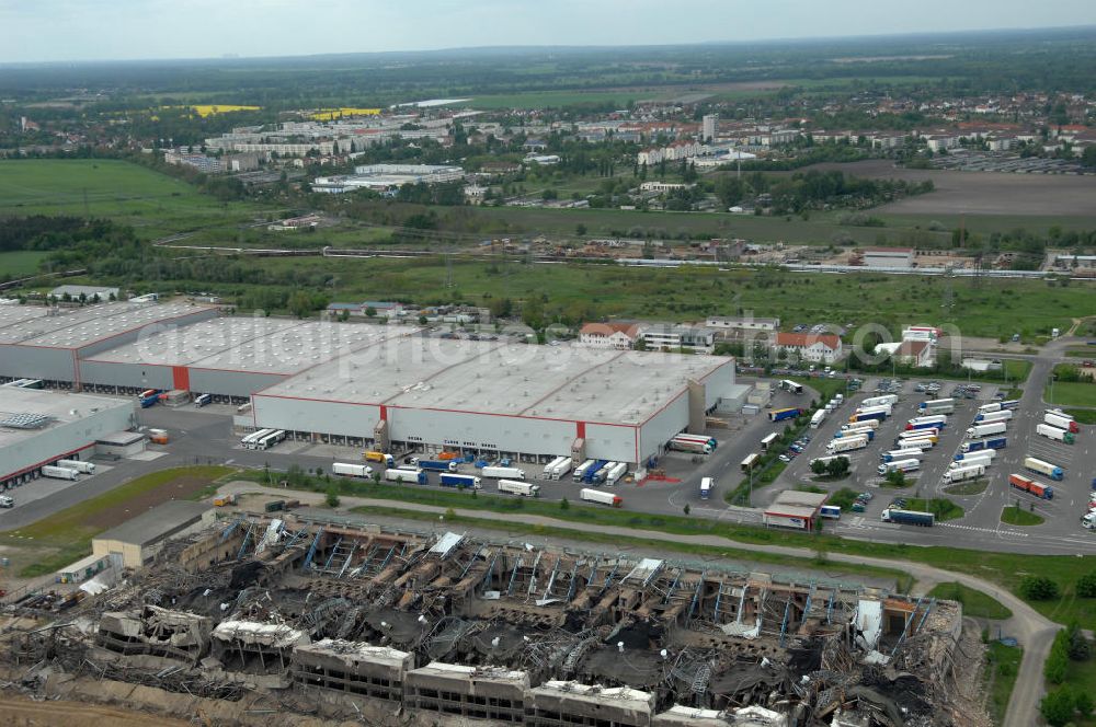 Lübbenau from the bird's eye view: Blick auf die Trümmerreste des gesprengten Kesselhauses des früheren Kraftwerkes Lübbenau (Oberspreewald-Lausitz). Der 250 Meter lange und 60 Meter hohe Stahlbetonkoloss fiel nach Angaben der Bauleitung wie berechnet auf eine Seite und wirbelte eine große Staubwolke auf. Damit geht die mehr als 40-jährige Geschichte der Energieanlage endgültig zu Ende. Der Kraftwerkskomplex Lübbenau-Vetschau war 1996 abgeschaltet worden. View of the rubble remains of the blown-up boiler house of the former power station Lübbenau. The power plant complex Lübbenau-Vetschau had been switched off 1996th.