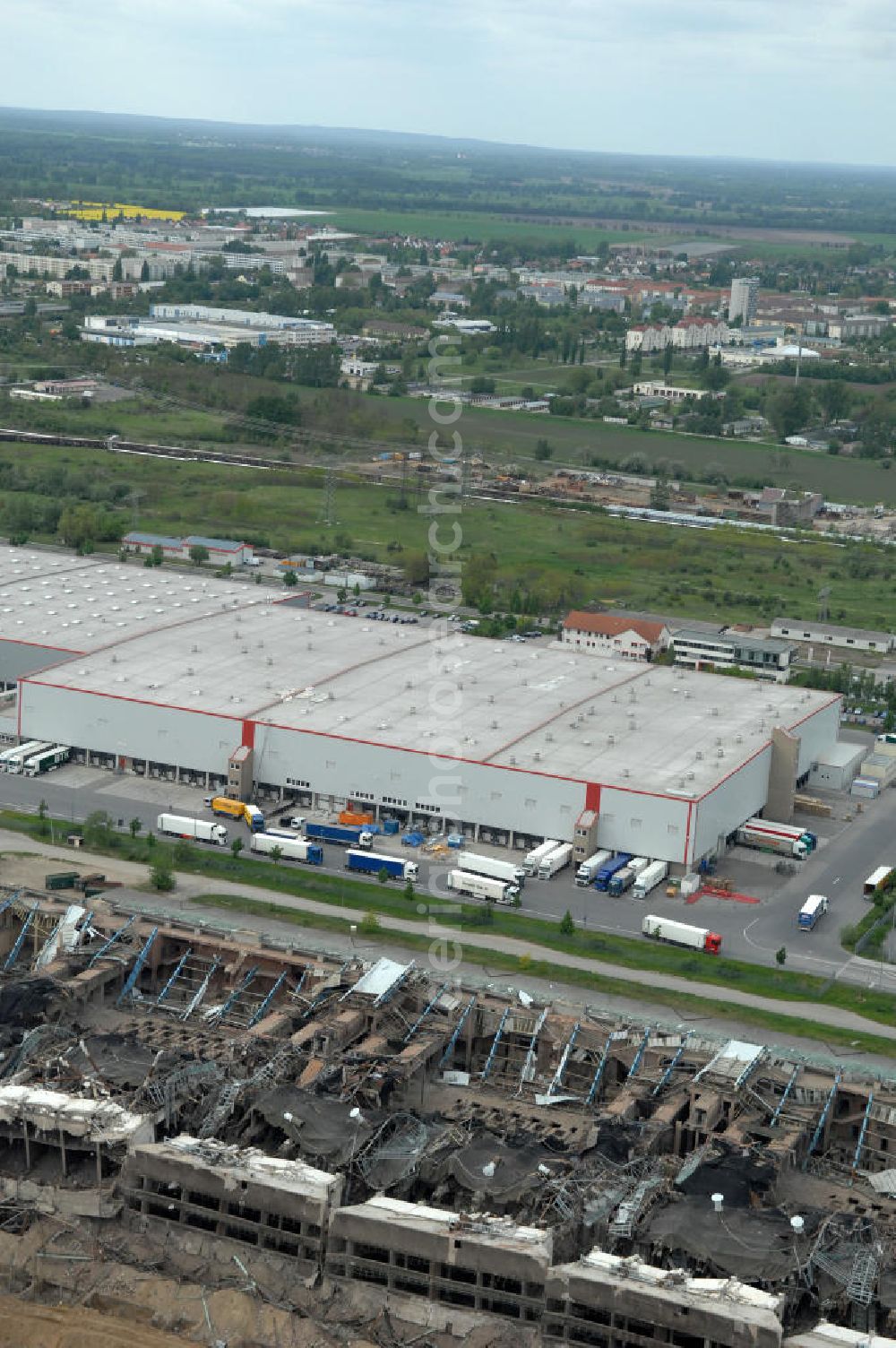 Aerial photograph Lübbenau - Blick auf die Trümmerreste des gesprengten Kesselhauses des früheren Kraftwerkes Lübbenau (Oberspreewald-Lausitz). Der 250 Meter lange und 60 Meter hohe Stahlbetonkoloss fiel nach Angaben der Bauleitung wie berechnet auf eine Seite und wirbelte eine große Staubwolke auf. Damit geht die mehr als 40-jährige Geschichte der Energieanlage endgültig zu Ende. Der Kraftwerkskomplex Lübbenau-Vetschau war 1996 abgeschaltet worden. View of the rubble remains of the blown-up boiler house of the former power station Lübbenau. The power plant complex Lübbenau-Vetschau had been switched off 1996th.