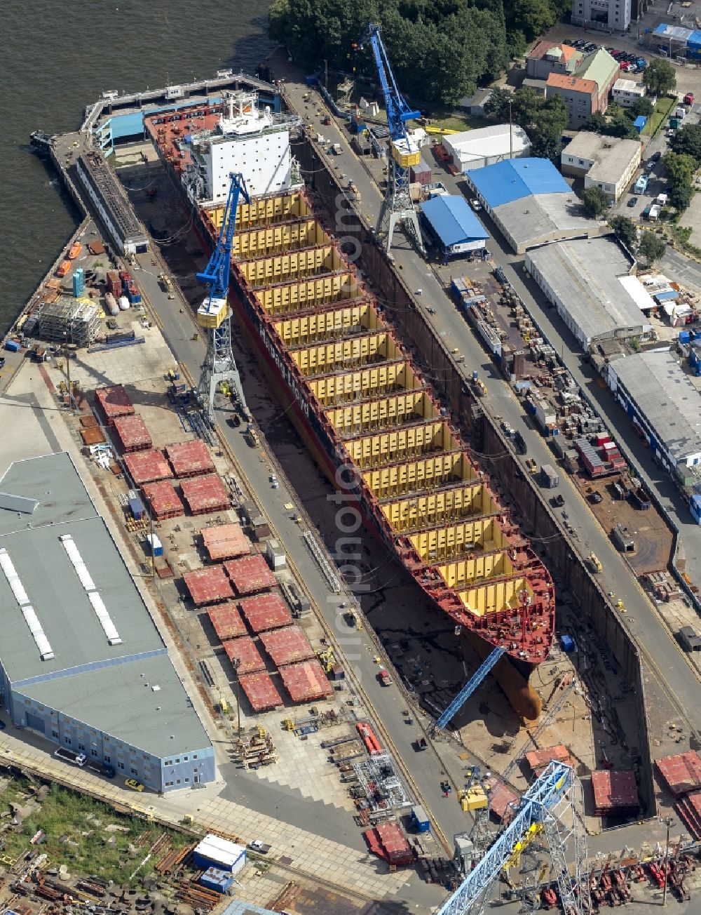 Aerial image Hamburg - View of installation work on a tanker hull in dry dock / Blohm and Voss Dock Elbe in Hamburg. Clearly visible are the different sections of the Scots and future tanker. The dry dock Elbe 17 is one of the largest dry dock in Europe. It is located on the grounds of the Blohm + Voss shipyard in Hamburg