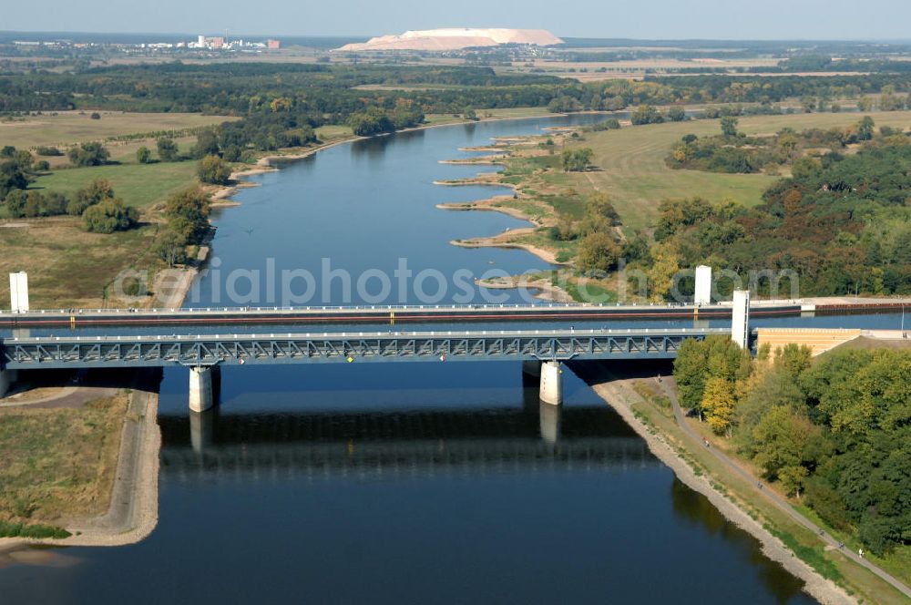 Aerial photograph Hohenwarthe - Blick auf die vollständig aus Stahl konstruierte Trogbrücke bei Rothensee / Hohenwarthe, sie stellt das Kernstück des Wasserstraßenkreuzes dar. Mit 918 m ist sie die längste Kanalbrücke Europas und führt den Mittellandkanal über die Elbe hinweg in Richtung Elbe-Havel-Kanal. Die Brücke besteht aus den 3 Feldern der 228 m langen Strombrücke und den 16 Feldern der 690 m langen Vorlandbrücke. Diese ist als Flutbrücke für den Hochwasserabfluss der Elbe konzipiert. Ein Projekt des WSV: Wasserstraßen-Neubauamt Magdeburg, 39106 Magdeburg, Tel. +49(0)391 535-0, email: wna-magdeburg@wsv.bund.de