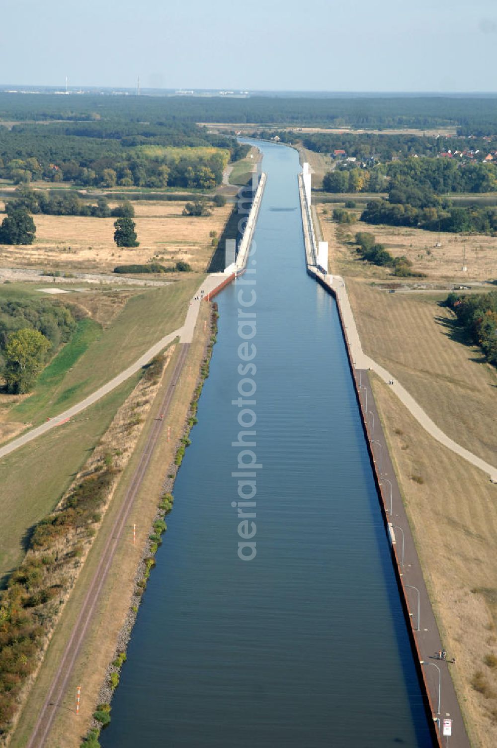 Hohenwarthe from above - Blick auf die vollständig aus Stahl konstruierte Trogbrücke bei Rothensee / Hohenwarthe, sie stellt das Kernstück des Wasserstraßenkreuzes dar. Mit 918 m ist sie die längste Kanalbrücke Europas und führt den Mittellandkanal über die Elbe hinweg in Richtung Elbe-Havel-Kanal. Die Brücke besteht aus den 3 Feldern der 228 m langen Strombrücke und den 16 Feldern der 690 m langen Vorlandbrücke. Diese ist als Flutbrücke für den Hochwasserabfluss der Elbe konzipiert. Ein Projekt des WSV: Wasserstraßen-Neubauamt Magdeburg, 39106 Magdeburg, Tel. +49(0)391 535-0, email: wna-magdeburg@wsv.bund.de