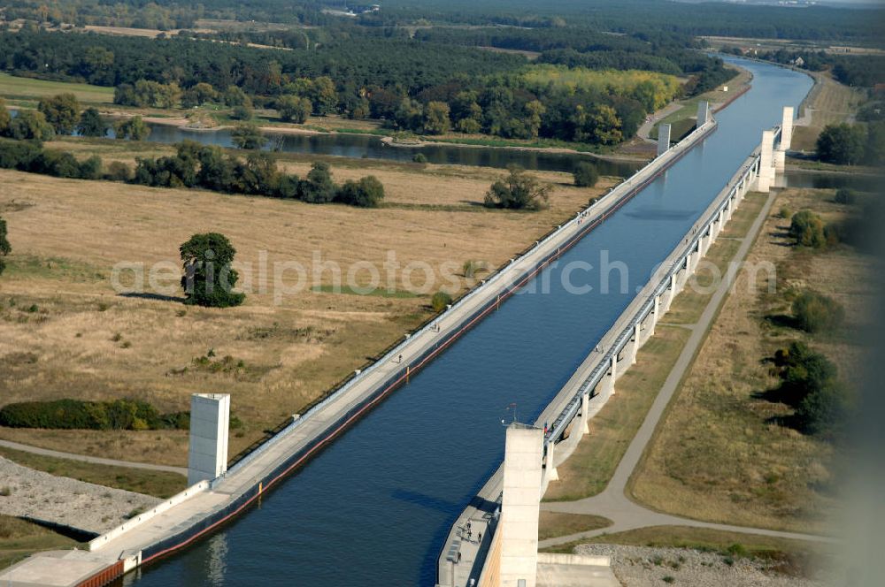 Hohenwarthe from the bird's eye view: Blick auf die vollständig aus Stahl konstruierte Trogbrücke bei Rothensee / Hohenwarthe, sie stellt das Kernstück des Wasserstraßenkreuzes dar. Mit 918 m ist sie die längste Kanalbrücke Europas und führt den Mittellandkanal über die Elbe hinweg in Richtung Elbe-Havel-Kanal. Die Brücke besteht aus den 3 Feldern der 228 m langen Strombrücke und den 16 Feldern der 690 m langen Vorlandbrücke. Diese ist als Flutbrücke für den Hochwasserabfluss der Elbe konzipiert. Ein Projekt des WSV: Wasserstraßen-Neubauamt Magdeburg, 39106 Magdeburg, Tel. +49(0)391 535-0, email: wna-magdeburg@wsv.bund.de