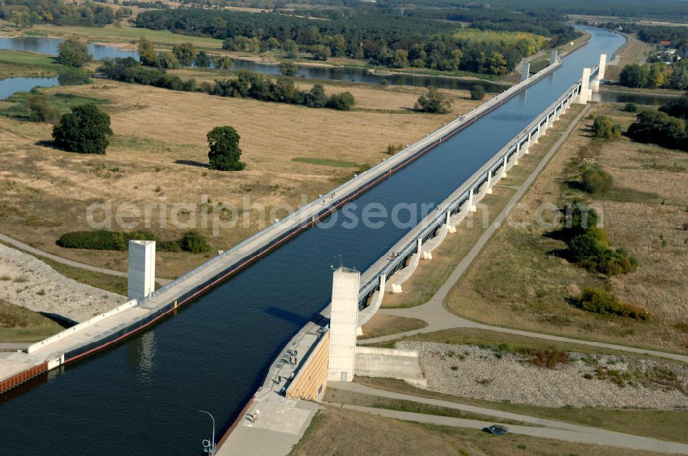 Aerial image Hohenwarthe - Blick auf die vollständig aus Stahl konstruierte Trogbrücke bei Rothensee / Hohenwarthe, sie stellt das Kernstück des Wasserstraßenkreuzes dar. Mit 918 m ist sie die längste Kanalbrücke Europas und führt den Mittellandkanal über die Elbe hinweg in Richtung Elbe-Havel-Kanal. Die Brücke besteht aus den 3 Feldern der 228 m langen Strombrücke und den 16 Feldern der 690 m langen Vorlandbrücke. Diese ist als Flutbrücke für den Hochwasserabfluss der Elbe konzipiert. Ein Projekt des WSV: Wasserstraßen-Neubauamt Magdeburg, 39106 Magdeburg, Tel. +49(0)391 535-0, email: wna-magdeburg@wsv.bund.de