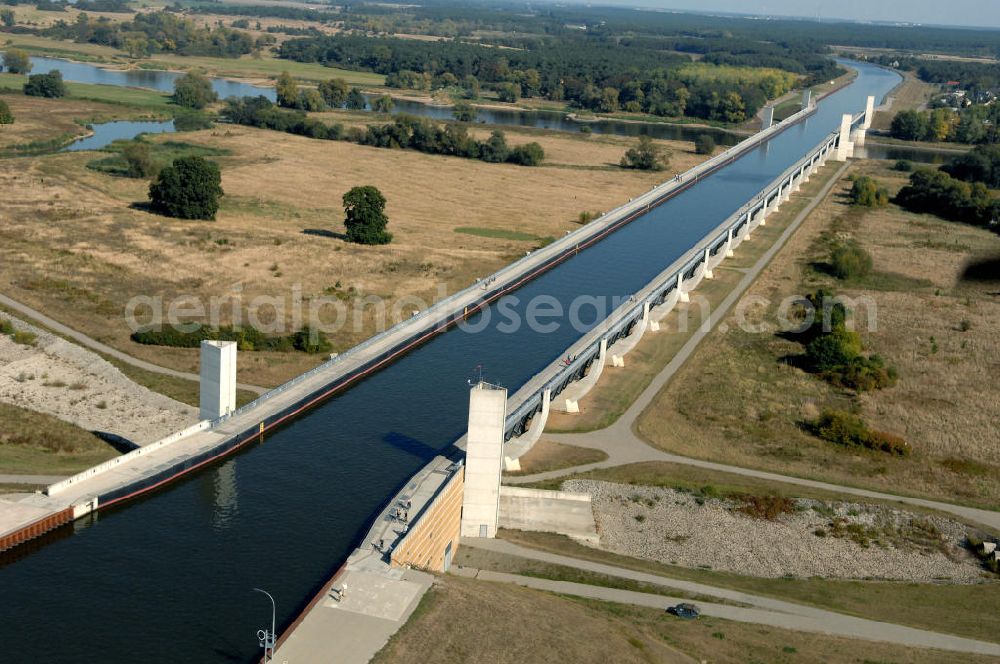 Aerial photograph Hohenwarthe - Blick auf die vollständig aus Stahl konstruierte Trogbrücke bei Rothensee / Hohenwarthe, sie stellt das Kernstück des Wasserstraßenkreuzes dar. Mit 918 m ist sie die längste Kanalbrücke Europas und führt den Mittellandkanal über die Elbe hinweg in Richtung Elbe-Havel-Kanal. Die Brücke besteht aus den 3 Feldern der 228 m langen Strombrücke und den 16 Feldern der 690 m langen Vorlandbrücke. Diese ist als Flutbrücke für den Hochwasserabfluss der Elbe konzipiert. Ein Projekt des WSV: Wasserstraßen-Neubauamt Magdeburg, 39106 Magdeburg, Tel. +49(0)391 535-0, email: wna-magdeburg@wsv.bund.de