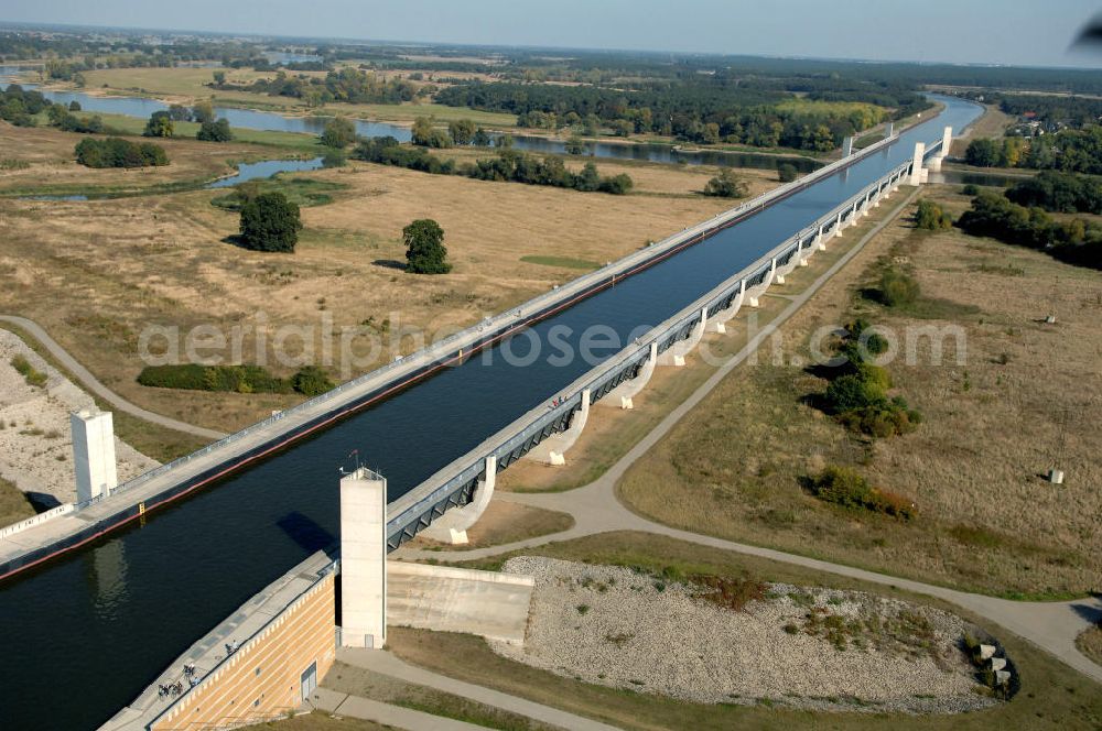 Hohenwarthe from above - Blick auf die vollständig aus Stahl konstruierte Trogbrücke bei Rothensee / Hohenwarthe, sie stellt das Kernstück des Wasserstraßenkreuzes dar. Mit 918 m ist sie die längste Kanalbrücke Europas und führt den Mittellandkanal über die Elbe hinweg in Richtung Elbe-Havel-Kanal. Die Brücke besteht aus den 3 Feldern der 228 m langen Strombrücke und den 16 Feldern der 690 m langen Vorlandbrücke. Diese ist als Flutbrücke für den Hochwasserabfluss der Elbe konzipiert. Ein Projekt des WSV: Wasserstraßen-Neubauamt Magdeburg, 39106 Magdeburg, Tel. +49(0)391 535-0, email: wna-magdeburg@wsv.bund.de