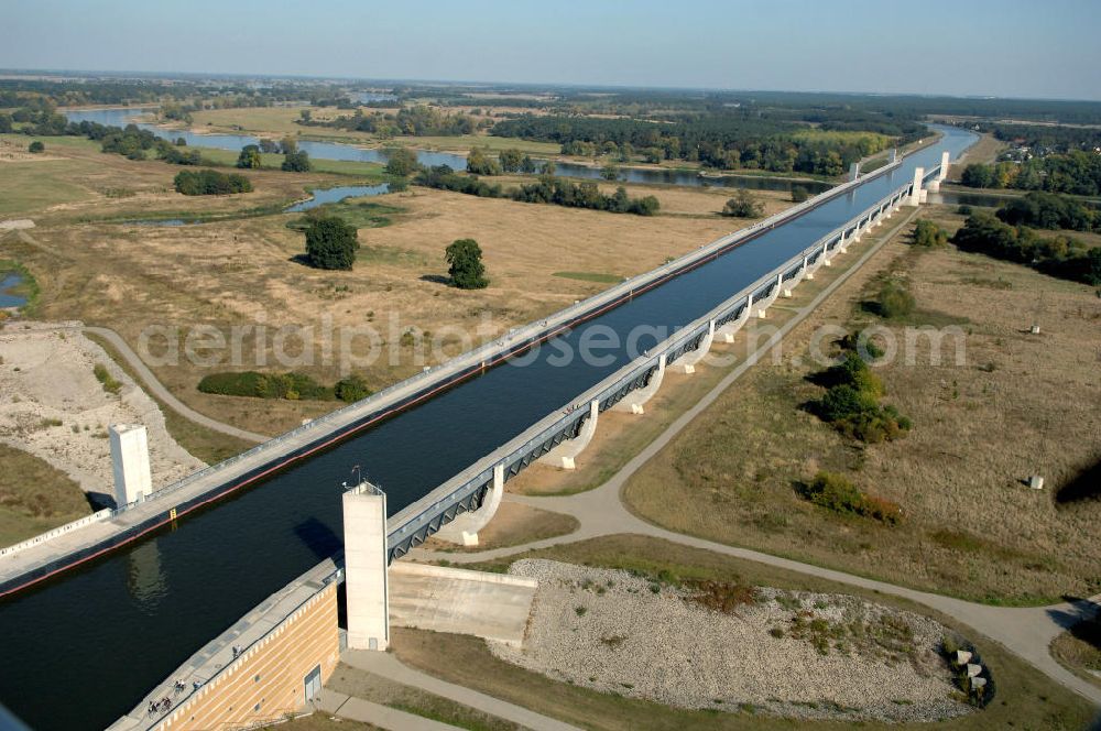 Hohenwarthe from the bird's eye view: Blick auf die vollständig aus Stahl konstruierte Trogbrücke bei Rothensee / Hohenwarthe, sie stellt das Kernstück des Wasserstraßenkreuzes dar. Mit 918 m ist sie die längste Kanalbrücke Europas und führt den Mittellandkanal über die Elbe hinweg in Richtung Elbe-Havel-Kanal. Die Brücke besteht aus den 3 Feldern der 228 m langen Strombrücke und den 16 Feldern der 690 m langen Vorlandbrücke. Diese ist als Flutbrücke für den Hochwasserabfluss der Elbe konzipiert. Ein Projekt des WSV: Wasserstraßen-Neubauamt Magdeburg, 39106 Magdeburg, Tel. +49(0)391 535-0, email: wna-magdeburg@wsv.bund.de