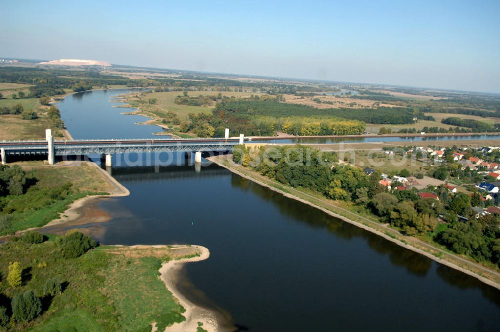 Aerial image Hohenwarthe - Blick auf die vollständig aus Stahl konstruierte Trogbrücke bei Rothensee / Hohenwarthe, sie stellt das Kernstück des Wasserstraßenkreuzes dar. Mit 918 m ist sie die längste Kanalbrücke Europas und führt den Mittellandkanal über die Elbe hinweg in Richtung Elbe-Havel-Kanal. Die Brücke besteht aus den 3 Feldern der 228 m langen Strombrücke und den 16 Feldern der 690 m langen Vorlandbrücke. Diese ist als Flutbrücke für den Hochwasserabfluss der Elbe konzipiert. Ein Projekt des WSV: Wasserstraßen-Neubauamt Magdeburg, 39106 Magdeburg, Tel. +49(0)391 535-0, email: wna-magdeburg@wsv.bund.de