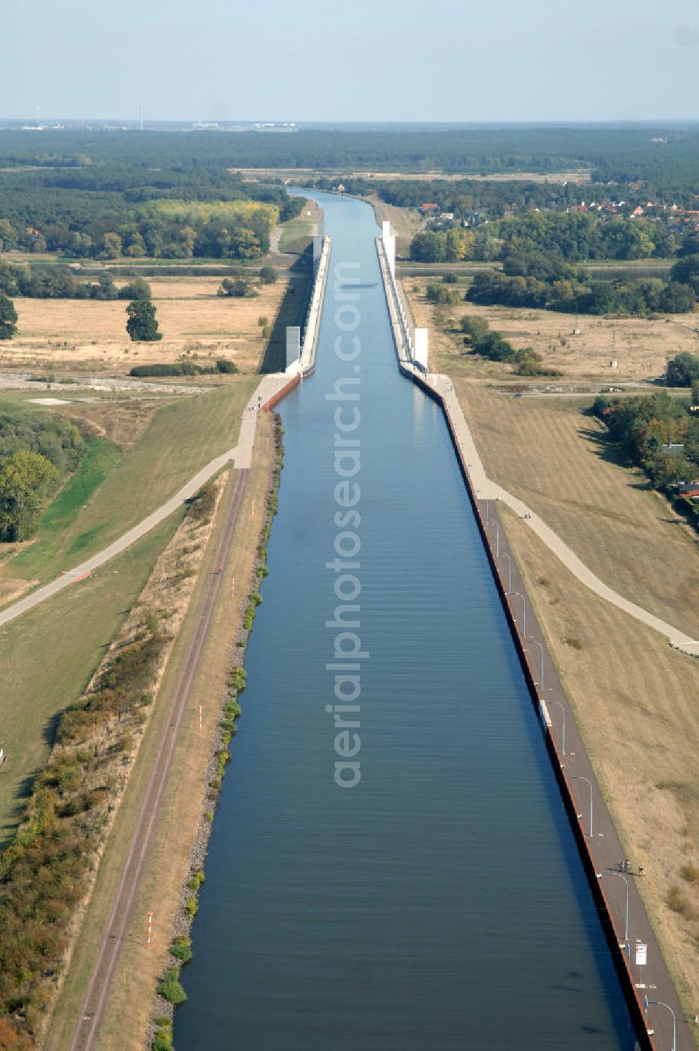 Aerial photograph Hohenwarthe - Blick auf die vollständig aus Stahl konstruierte Trogbrücke bei Rothensee / Hohenwarthe, sie stellt das Kernstück des Wasserstraßenkreuzes dar. Mit 918 m ist sie die längste Kanalbrücke Europas und führt den Mittellandkanal über die Elbe hinweg in Richtung Elbe-Havel-Kanal. Die Brücke besteht aus den 3 Feldern der 228 m langen Strombrücke und den 16 Feldern der 690 m langen Vorlandbrücke. Diese ist als Flutbrücke für den Hochwasserabfluss der Elbe konzipiert. Ein Projekt des WSV: Wasserstraßen-Neubauamt Magdeburg, 39106 Magdeburg, Tel. +49(0)391 535-0, email: wna-magdeburg@wsv.bund.de