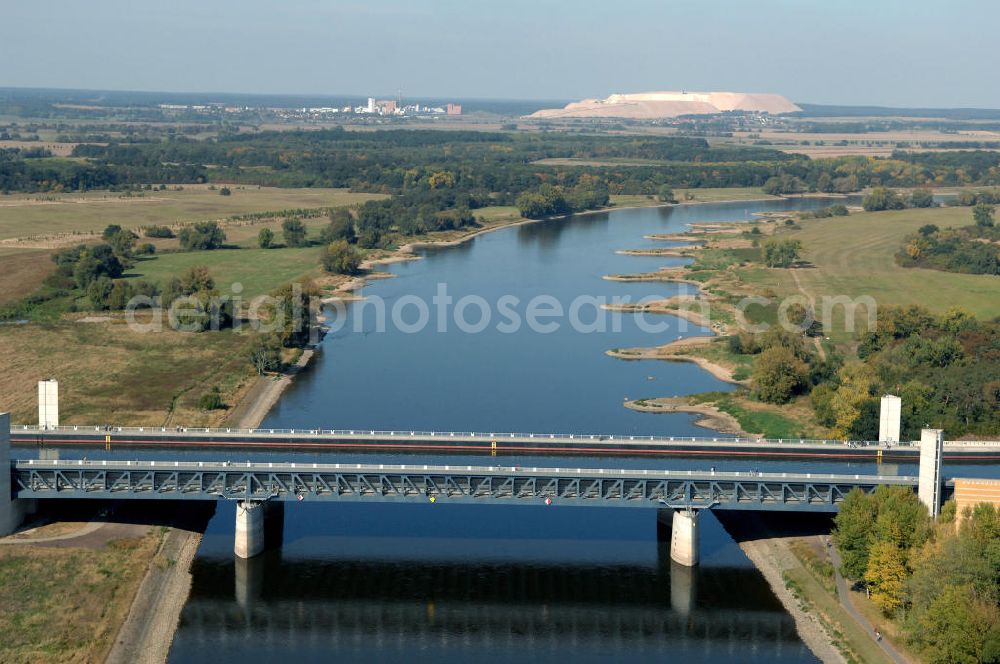 Hohenwarthe from above - Blick auf die vollständig aus Stahl konstruierte Trogbrücke bei Rothensee / Hohenwarthe, sie stellt das Kernstück des Wasserstraßenkreuzes dar. Mit 918 m ist sie die längste Kanalbrücke Europas und führt den Mittellandkanal über die Elbe hinweg in Richtung Elbe-Havel-Kanal. Die Brücke besteht aus den 3 Feldern der 228 m langen Strombrücke und den 16 Feldern der 690 m langen Vorlandbrücke. Diese ist als Flutbrücke für den Hochwasserabfluss der Elbe konzipiert. Ein Projekt des WSV: Wasserstraßen-Neubauamt Magdeburg, 39106 Magdeburg, Tel. +49(0)391 535-0, email: wna-magdeburg@wsv.bund.de